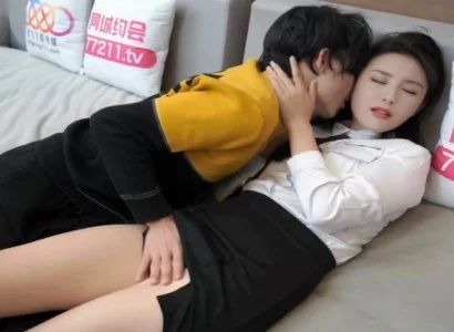 Cô gái làm thư ký lén lút phục vụ sếp để có tiền