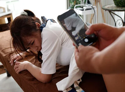 Thấy em nhân viên quá ngon thì địt luôn