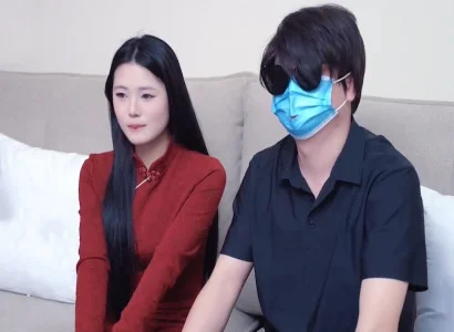 Một người đang lén bỏ thuốc kích dục cho em đồng nghiệp uống