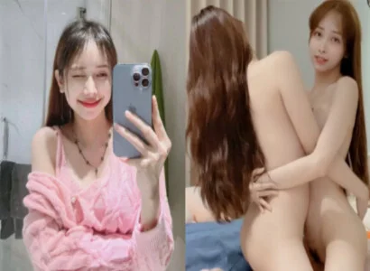 Hai cô gái trong buổi phát trực tiếp móc bím ngay trên sóng trực tiếp