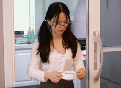 Cô gái trẻ được chàng trai lái xe nếm