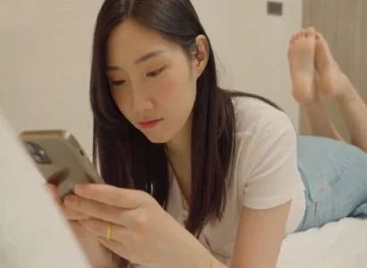 Chị ấy vụng trộm với anh nhân viên giao hàng