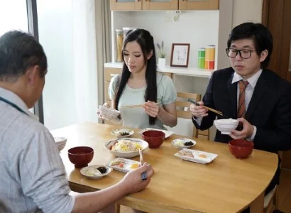 Nứng quá, con dâu banh vùng kín ra cho bố chồng chén