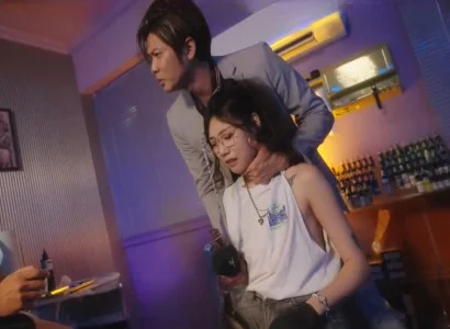 Nữ chủ tiệm bị nện bởi tập thể