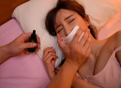 Gã dùng thuốc mê để làm cô em họ xinh đẹp mất ý thức rồi quan hệ